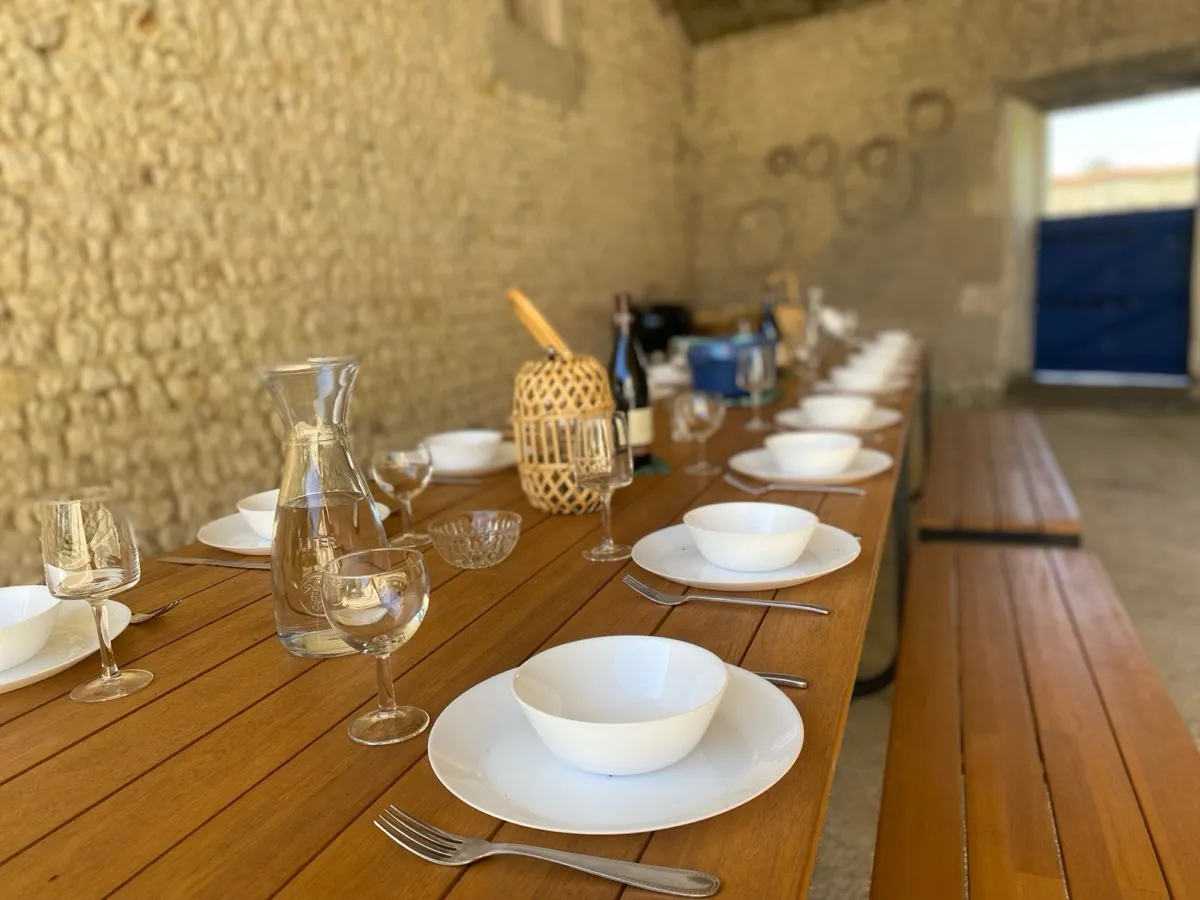 Table dressée sous la grange