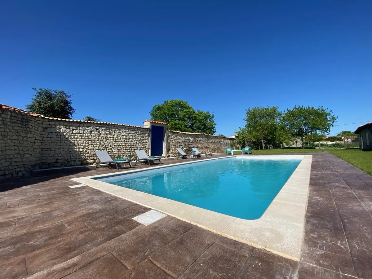 Piscine privée exposée plein sud