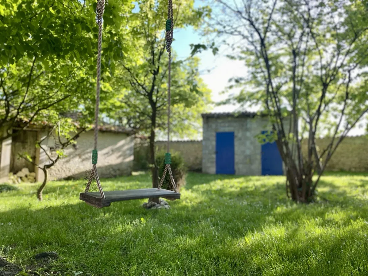 Balançoire sous les arbres