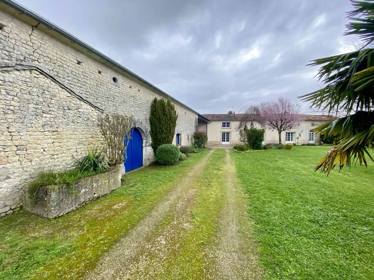 Façade en pierre — entrée du gîte