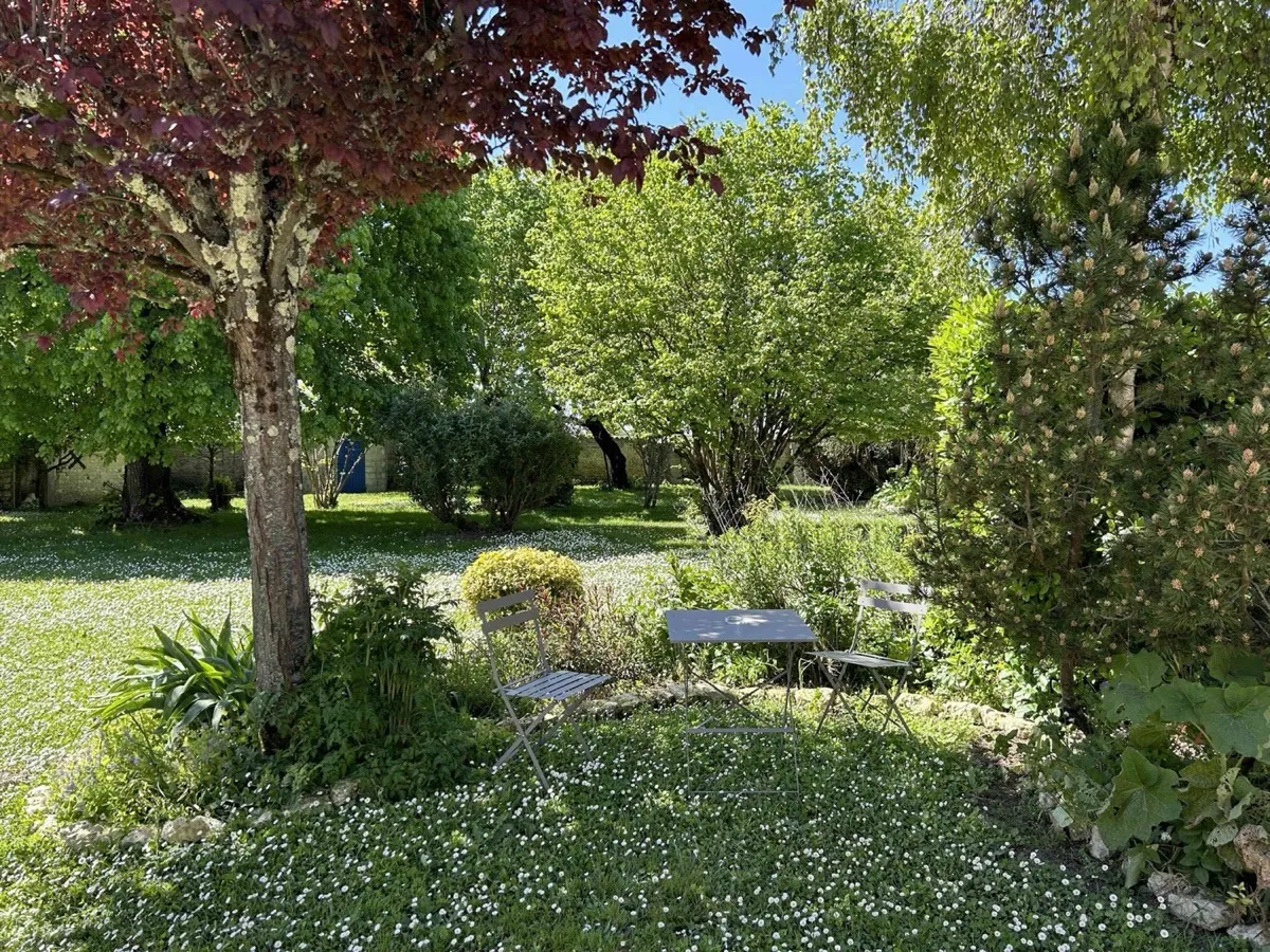 Jardin clos arboré et fleuri